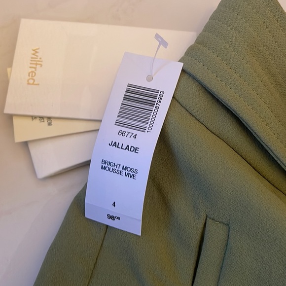 new shorts from aritzia with tag - Picture 2 of 3